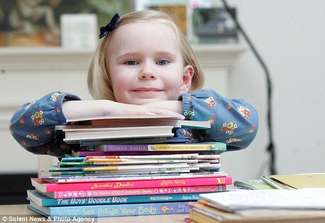 Bé gái 4 tuổi có  IQ cao ngang Stephen Hawking và Albert Einstein