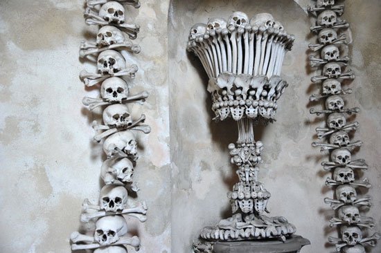 Bên trong nhà thờ trang trí bằng 70.000 bộ xương người