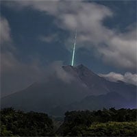 Bí ẩn vệt sáng trong ảnh núi lửa tại Indonesia