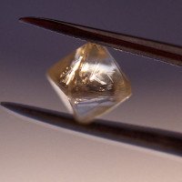 Biến chất thải hạt nhân thành pin sạch nhờ kim cương