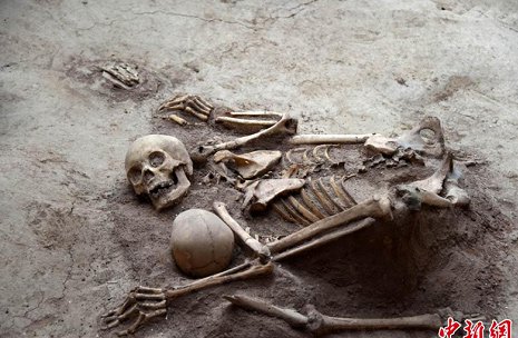 Bộ xương mẹ che chắn cho con trong trận động đất cách đây 4.000 năm.
