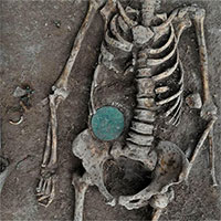 Bùa hộ mệnh bằng xương người được tìm thấy ở nơi chôn cất Tagar ở Siberia cổ đại
