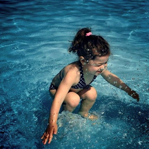 Bức ảnh khiến dân mạng tranh cãi: Cô bé ở trên hay dưới nước?