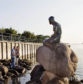 Bức tượng nàng tiên cá huyền thoại tròn 100 tuổi