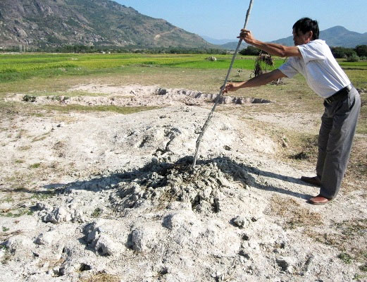 Bùn phun trào ở Ninh Thuận có thể tắm được
