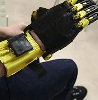 Cả lớp cùng chế tay robot cho bạn học khuyết tật
