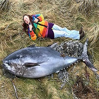 Cá ngừ khổng lồ bị bão mạnh đánh dạt vào bờ biển Scotland