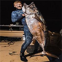 Cá ngừ răng chó hai mét bị ngư dân New Zealand bắt gọn