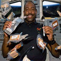 Các phi hành gia ăn gì ngoài không gian?