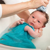Cách vệ sinh mắt, mũi, tai, cuống rốn cho trẻ sơ sinh