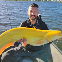 Cần thủ bắt được cá nheo màu vàng chanh cực hiếm gặp