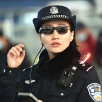 Cảnh sát Trung Quốc đeo 