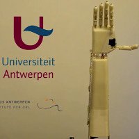 Cánh tay robot dịch lời nói sang ngôn ngữ ký hiệu