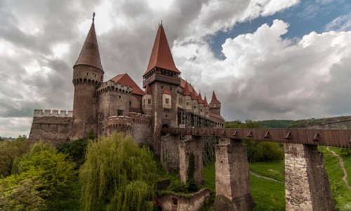 Câu chuyện rùng rợn về lâu đài ma cà rồng ở Transylvania