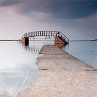 Cây cầu lơ lửng giữa dòng nước với lối đi dẫn thẳng xuống 