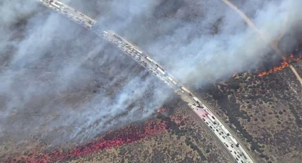 Cháy rừng lớn tại Mỹ thiêu rụi hàng chục xe trên đại lộ