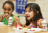 Chế độ ăn cho trẻ ngày nóng