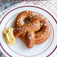 Chiếc bánh vòng Pretzel đặc trưng ở châu Âu và Mỹ có gì đặc biệt?