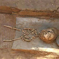 Chuyên gia phát hiện hàng loạt bình cổ đựng hài cốt trẻ em 2.000 năm