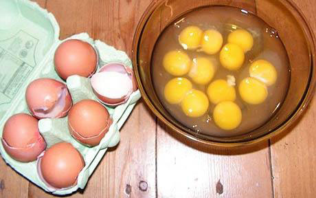 Chuyện lạ: Nửa tá trứng có hai lòng đỏ