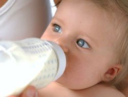 Có nên pha thuốc với sữa cho trẻ uống?