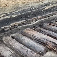 Công nhân Đức tình cờ khai quật được con đường gỗ 800 năm tuổi