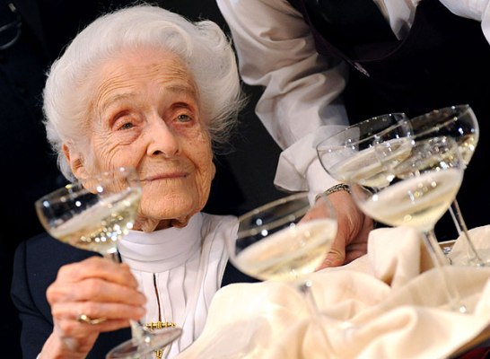 Cụ bà đạt giải Nobel bước sang tuổi 102