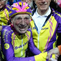 Cụ ông 105 tuổi người Pháp phá kỷ lục thế giới về đạp xe