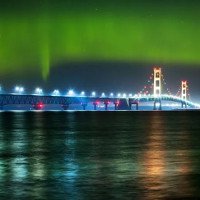 Cực quang tuyệt đẹp bao phủ cầu Mackinac nổi tiếng