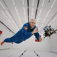 Cựu phi hành gia NASA tham gia chơi... xếp hình trong môi trường không trọng lực