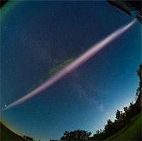 Dải sáng tím 3.000 độ C cắt đôi bầu trời Trái đất sau loạt 