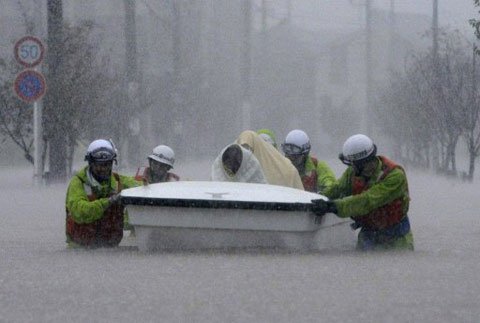 Dân Nhật sơ tán vì bão