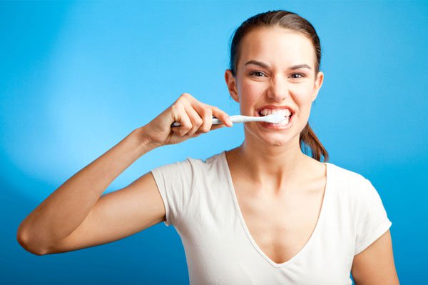 Đánh răng ngay sau khi ăn gây sâu răng?