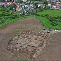 Đào bới cánh đồng bắp, phát hiện nhà thờ cổ lộng lẫy và 70 ngôi mộ ngàn năm