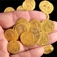 Đào bức tường cũ, phát hiện kho báu vàng ròng 1.400 năm tuổi