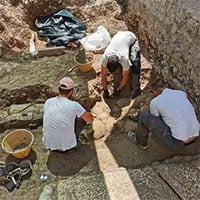 Đào vườn, phát hiện 32 người nằm trong bình khổng lồ từ thế kỷ 2