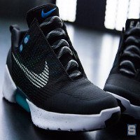 Đập hộp đôi giày tự thắt dây đầu tiên trên thế giới Nike HyperAdapt 1.0 giá 40 triệu