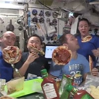 Đây là cách một bữa tiệc pizza diễn ra trên Trạm vũ trụ quốc tế cách Trái đất 400km