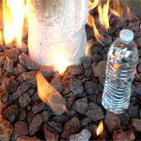 Đây là lý do tại sao trên thế giới không ai ném chai nước vào lửa để chữa cháy