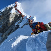 Đỉnh Everest tích tụ vi khuẩn từ con người