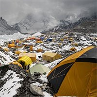 Đỉnh Everest xuất hiện tình trạng ô nhiễm vi nhựa