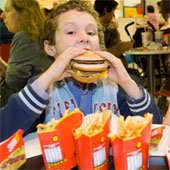 Đồ ăn nhanh có thể làm giảm kết quả học tập của trẻ