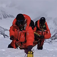 Độ sâu thực sự của lớp tuyết dày trên đỉnh Everest là bao nhiêu?