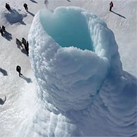 Độc lạ ngọn núi lửa “phun ra băng” ở Kazakhstan