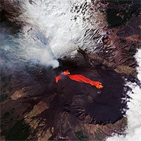 Dòng dung nham đỏ rực chảy từ núi lửa Etna nhìn từ vũ trụ
