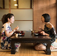 Động tác ngồi đơn giản khi ăn giúp người Nhật kéo dài tuổi thọ, ở đâu cũng thực hiện được