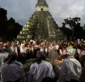 Du khách phá hỏng đền Maya trong 