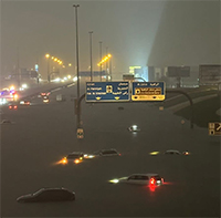 Dubai bỗng ngập lụt kinh hoàng: Siêu xe trôi nổi trên phố, máy bay "lướt trên mặt nước"