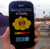 Dùng smartphone đọc ô nhiễm