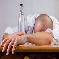 Đừng uống bia rượu đến nỗi say khướt vì nó có thể ảnh hưởng đến não
